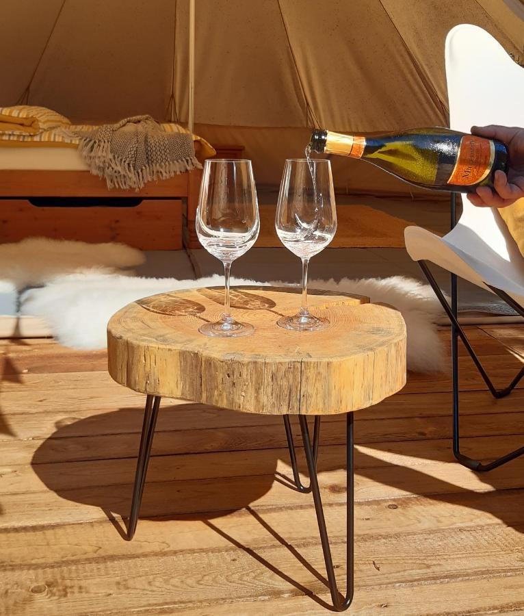 Отель Glamping V Sadu Sadska Экстерьер фото