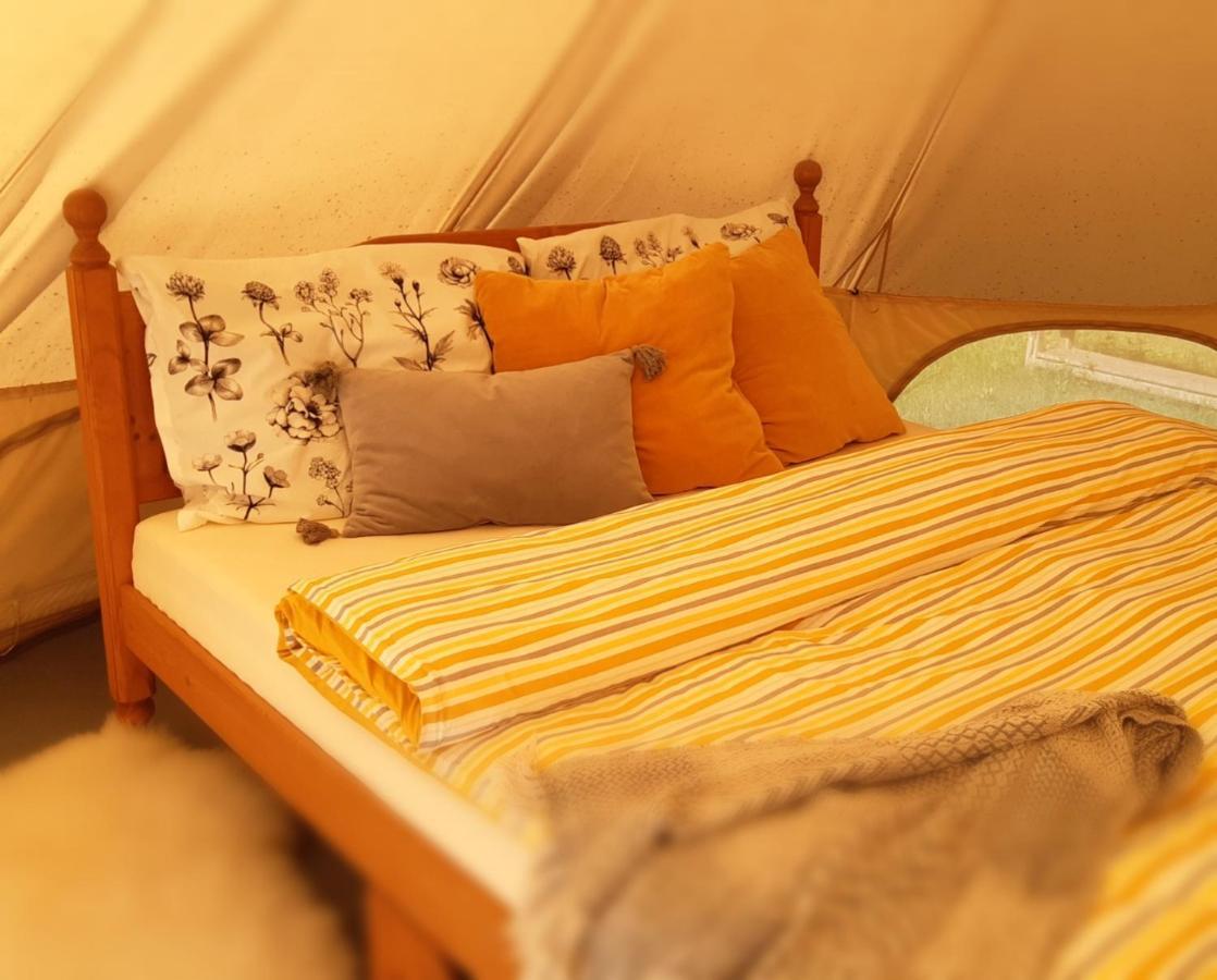 Отель Glamping V Sadu Sadska Экстерьер фото